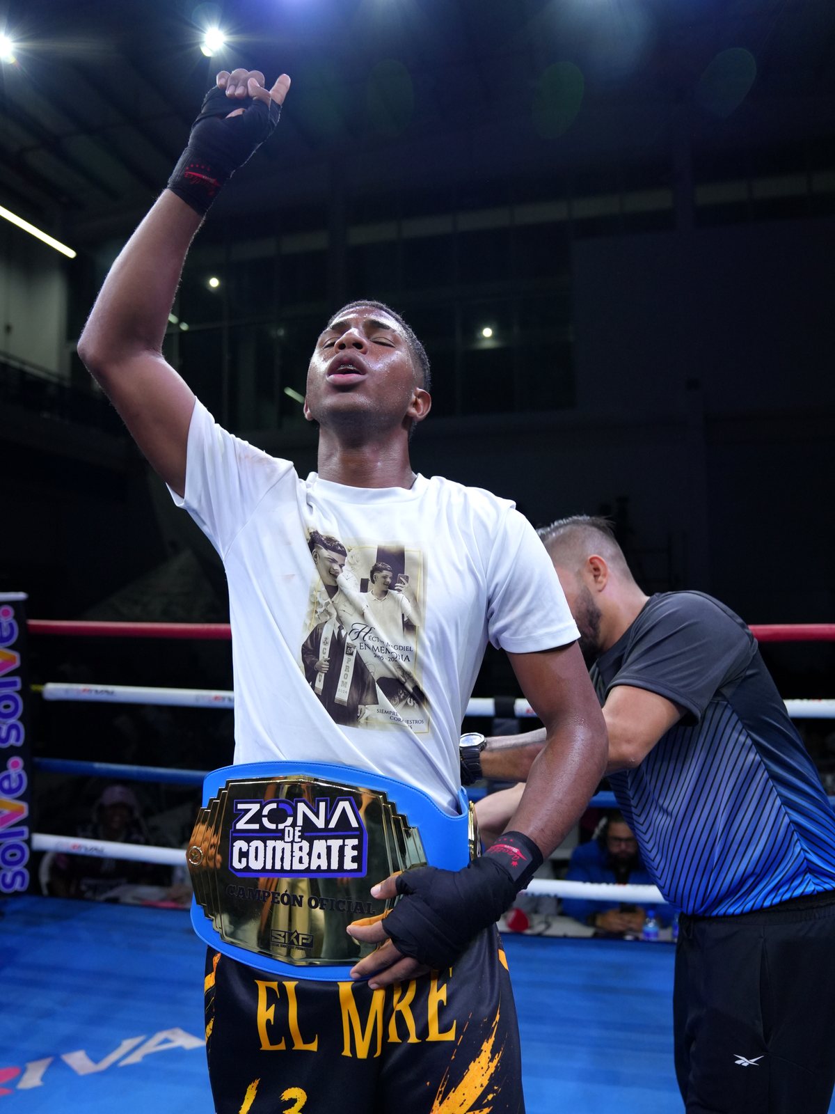Campeón de Zona de Combate con el cinturón